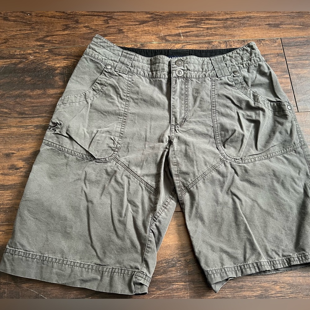 ARC'TERYX Womens PARAPET Hiking Shorts Size 6 Gray Long Length Cargo